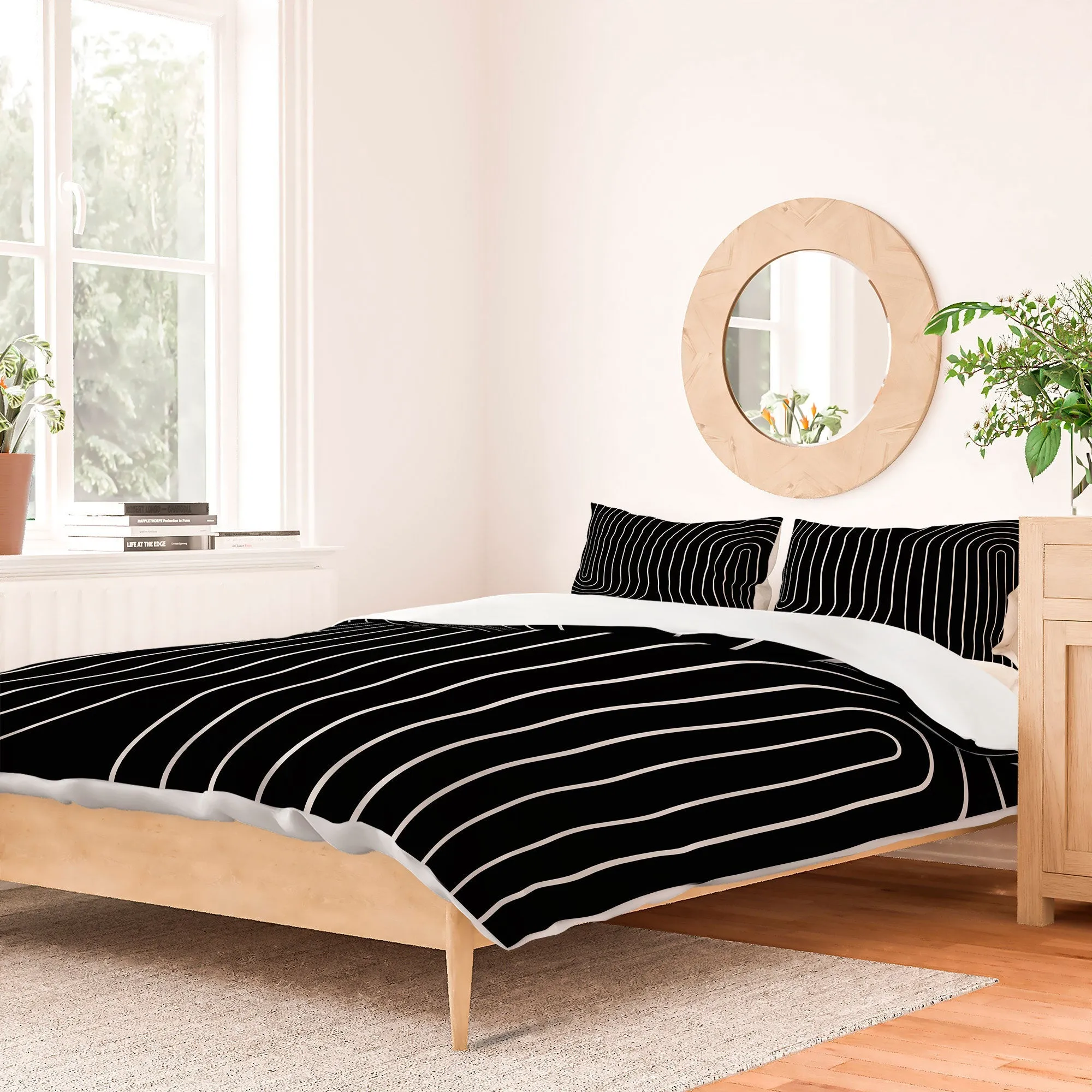 MINIMAL LINE CURVATURE BLACK DUVET / COMFORTER